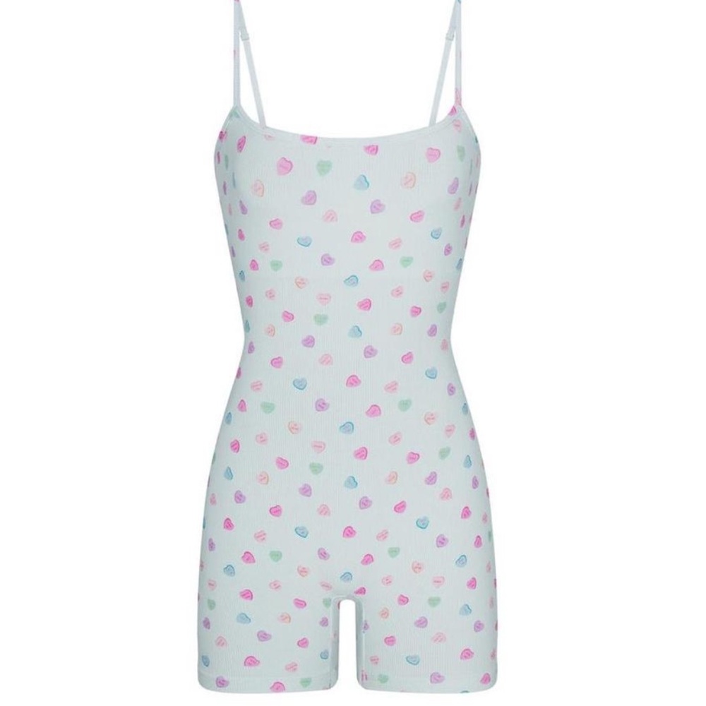 NWT SKIMS SOFT LOUNGE SCOOP ONESIE |
CLOUD CANDY HEART PRINT